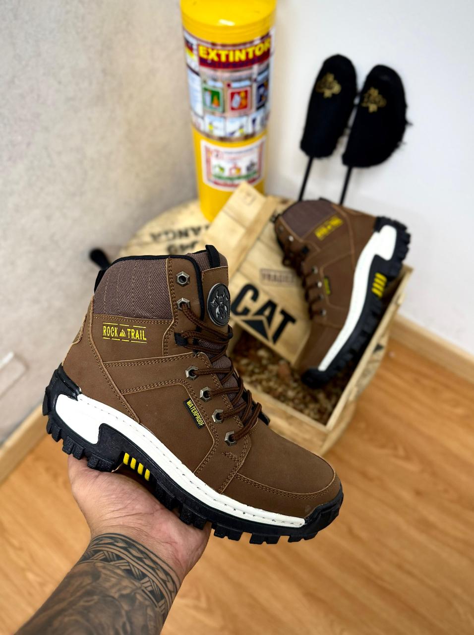 BOTA CAT/ ROCK TRAIL PREMIUM CU + CAJA